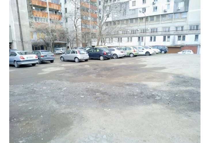 Паркингът зад бл.47 в к-с "Зорница" Паркингът зад бл.47 в к-с "Зорница"